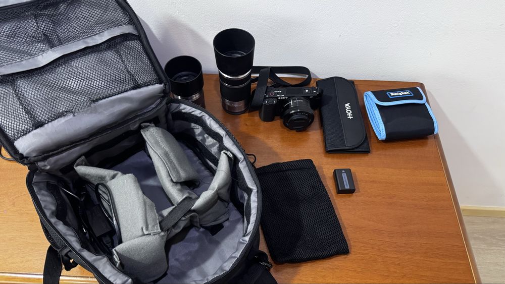 Sony ZV-10 cu 3 obiective si accesorii