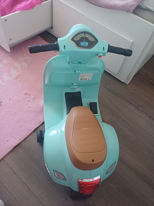 Scuter electric pentru copii Vespa