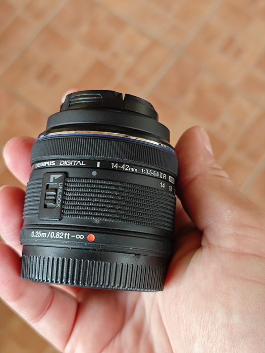 obiectivede kit 14-42, 40-150,  si un  fix panasonic Lumix 25mm f1. 7    ptr mirorless olympus