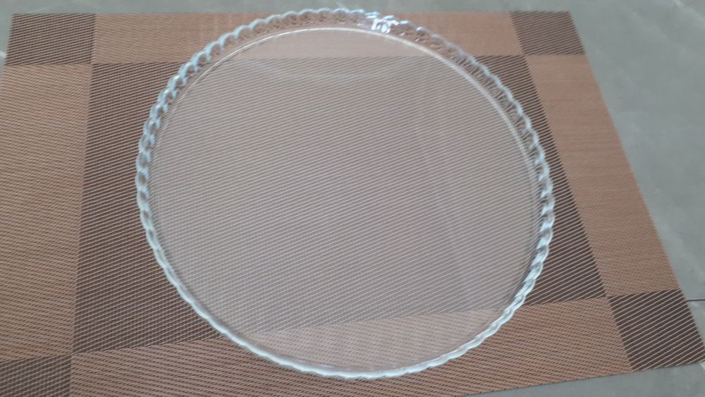 Стеклянная посуда в виде блюда.