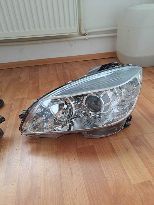 Far stanga/dreapta Mercedes C Class W204 an 2007-2010 , sunt noi