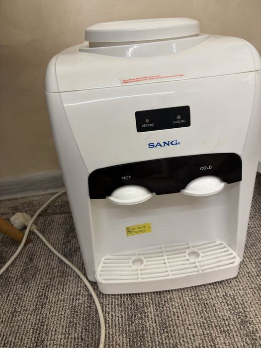 Диспенсър за топла и студена вода