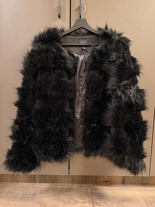 Стилно черно пухкаво палто New Look