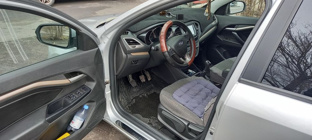 Машину лада Vesta