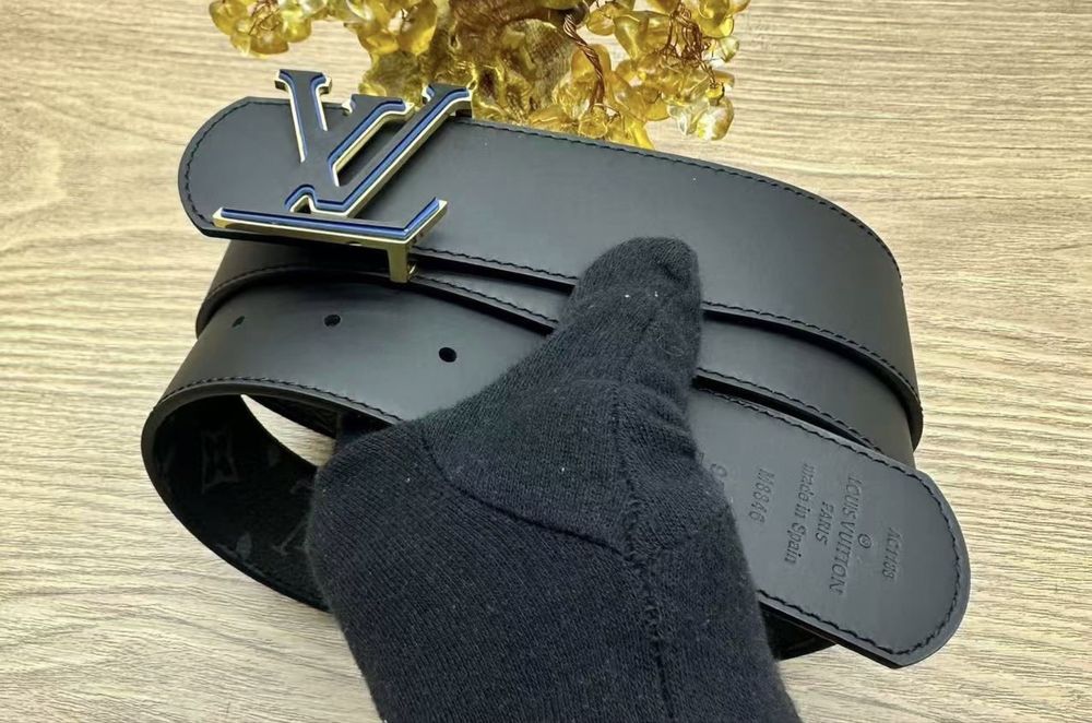 Curea LV neagră – ideală cadou de Crăciun