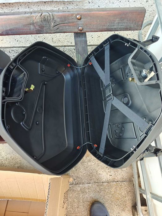 Куфари за мотор, странични 20 литра всеки.Универсален захват!