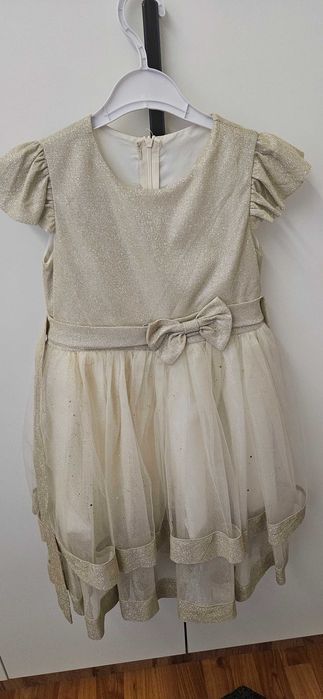 Продам нарядное платье на девочку