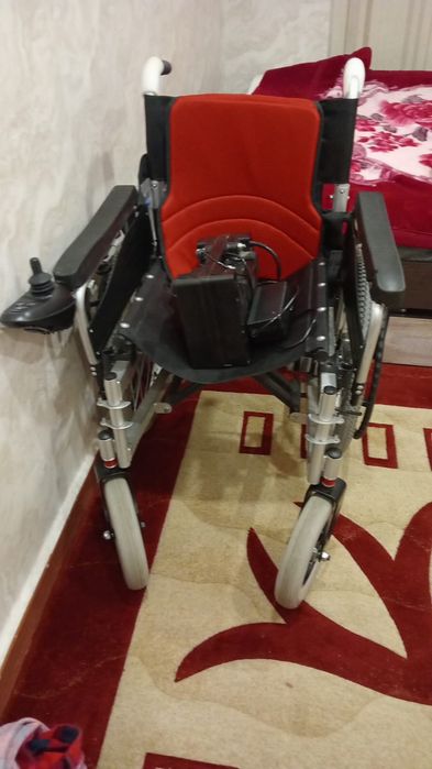 Коляска с пультом управления