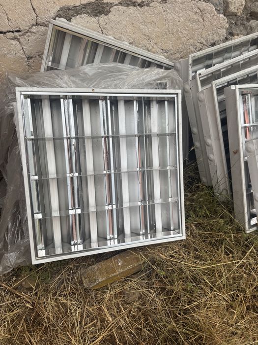 Продавам осветителни тела за окачен таван с луминисцентни пури