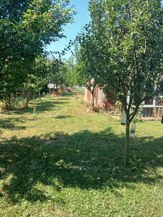 Имот в град Батановци,ток ,вода ,голям гараж 120кв и малка сграда!