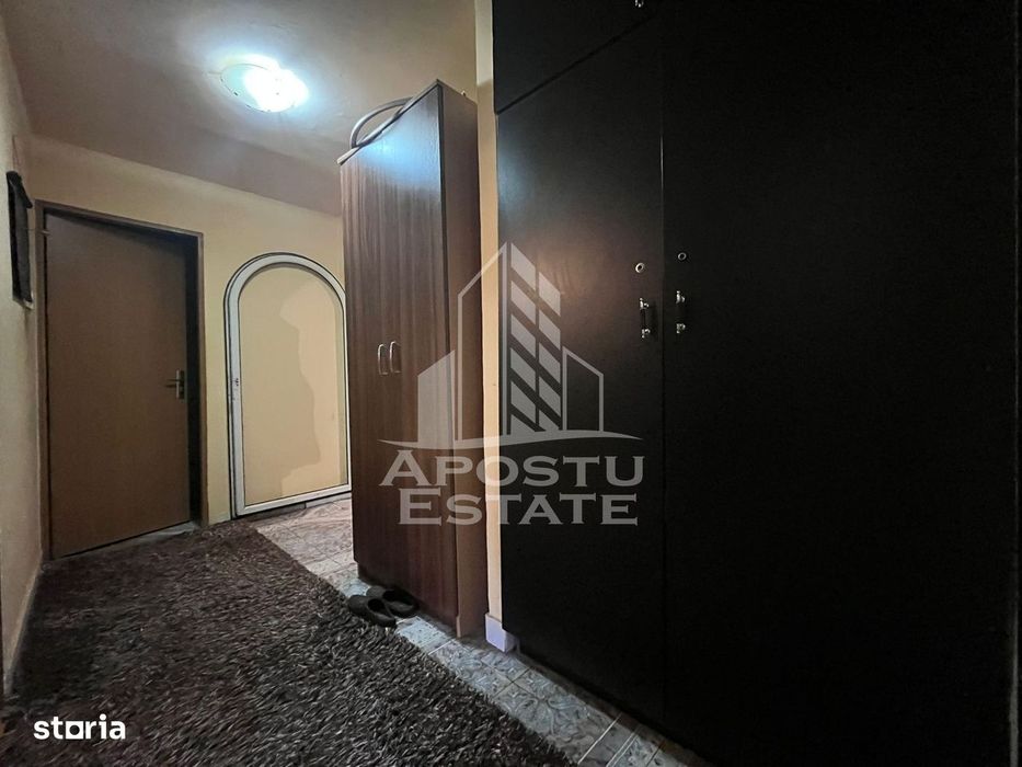 Apartament cu 3 camere, 2 bai, 2 balcoane, zona Vladeasa