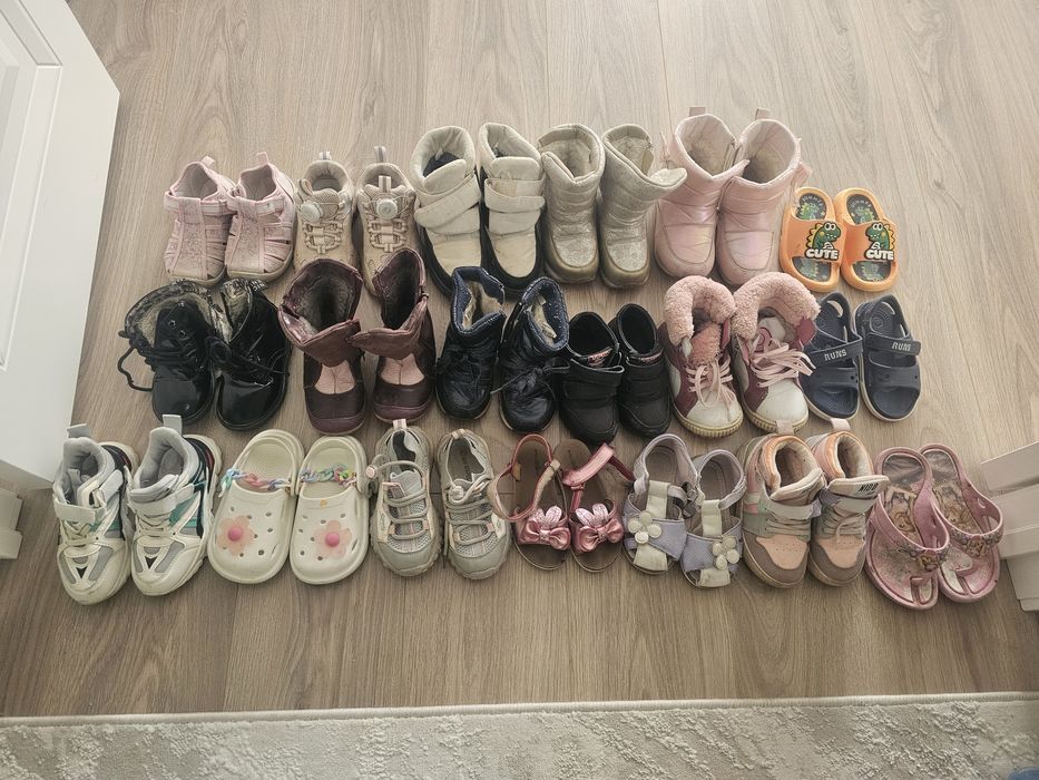 Отдам бесплатно обувь детскую