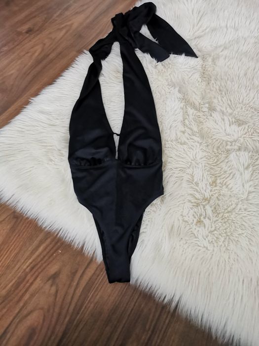 Vând costum de baie