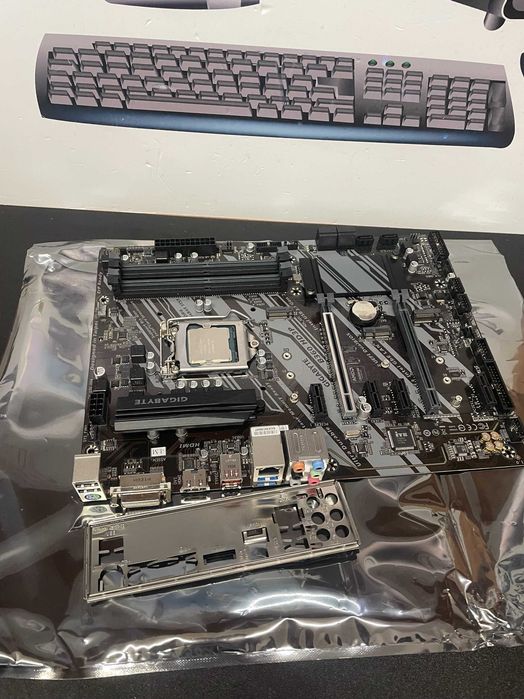Kit Gaming Placa de Baza Gigabyte cu Procesor I7 9700K , Garantie 6 luni