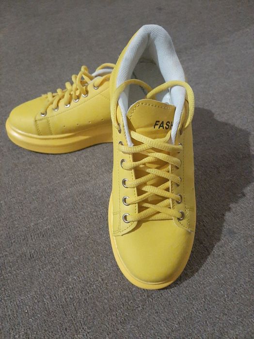 Продаются желтые кроссовки ,размер 37
