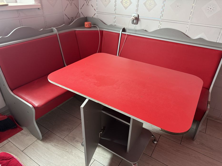 Кухонный уголок со столом