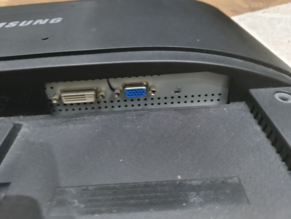 Продавам този Самсунг 27" монитор