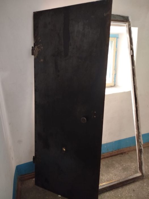 Продам железную дверь б/у