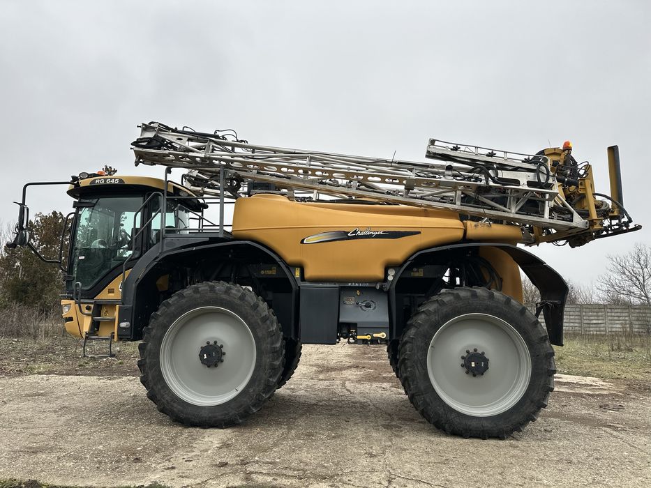 Sprayer Challenger Rogator 645, inaltime si ecartament ajustabile