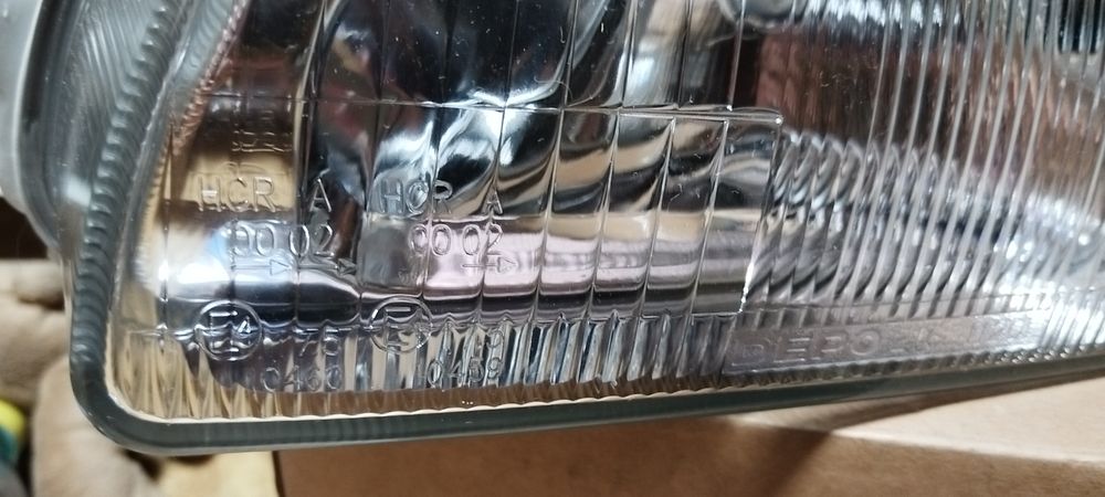 Продам фары и запчасти на Мазду Cronos