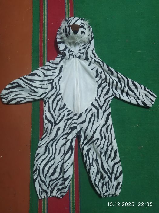 Продам карнавальные костюмы тигрят.