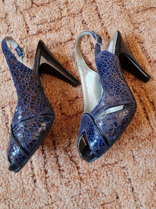 Sandale elegante din piele lăcuită măsură 36.Preț 35lei..
