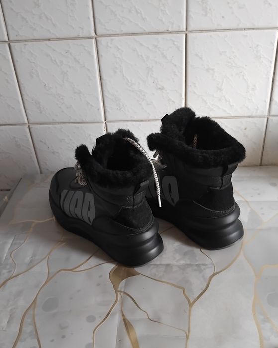 Продам Ботинки тёплые за 8000тг. Размер 37