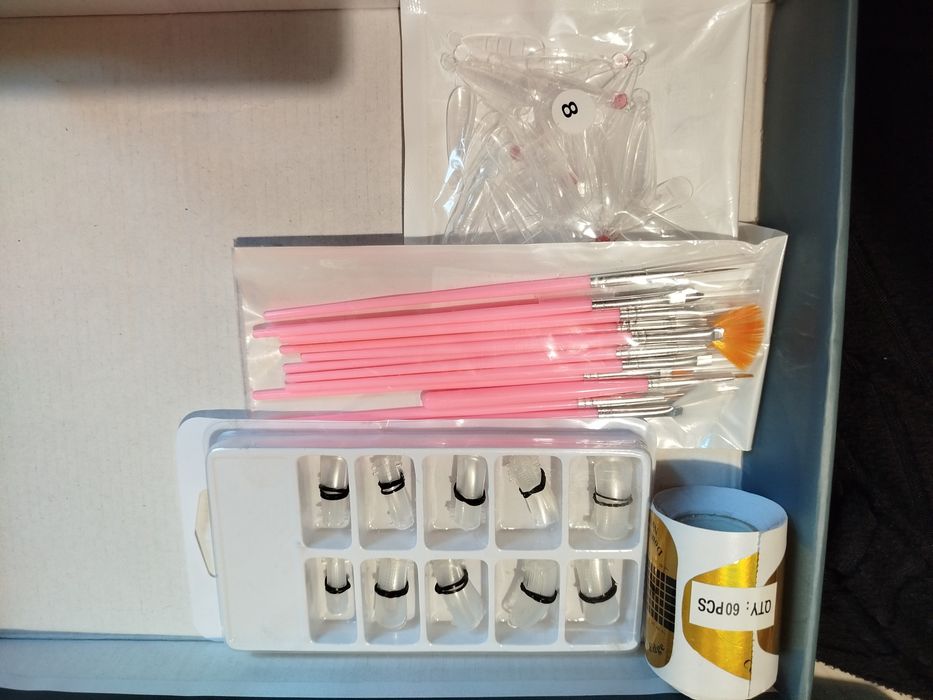 Комплект за маникюр - лакове, лампи, пила