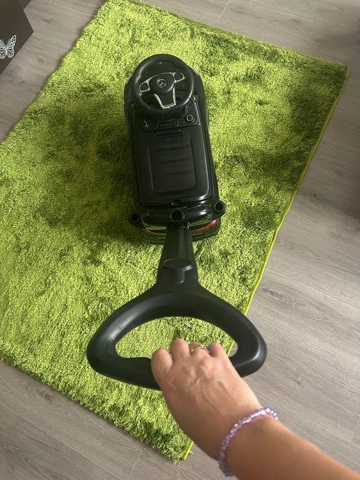 Черна кола за бутане с родителски контрол