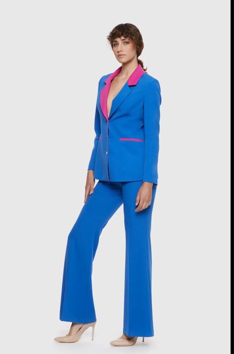 Костюм женский классический с клёш-брюками, синий с розовыми деталями