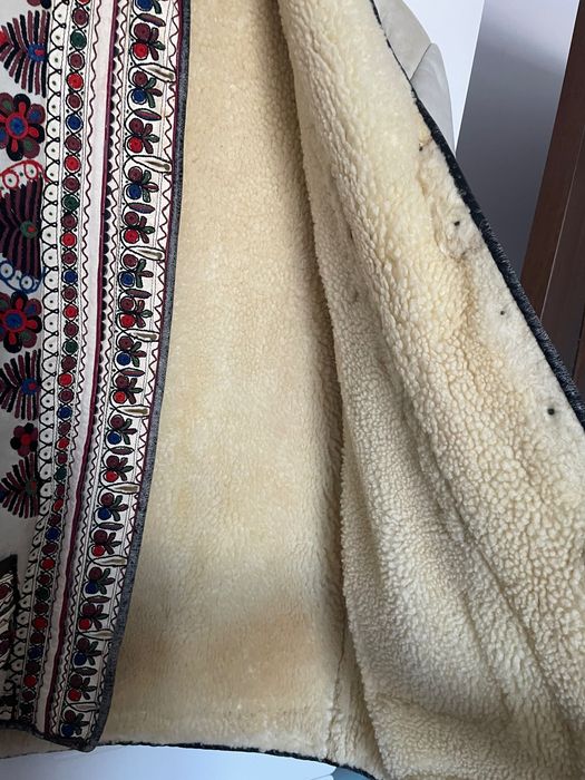 Cojoc / jachetă tradițională din piele naturală cu broderie manuală – unicat