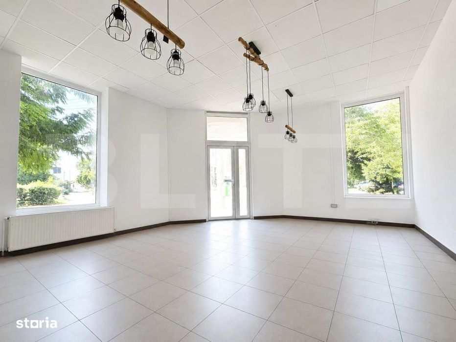 Spatiu comercial, cu vitrina, la strada principala