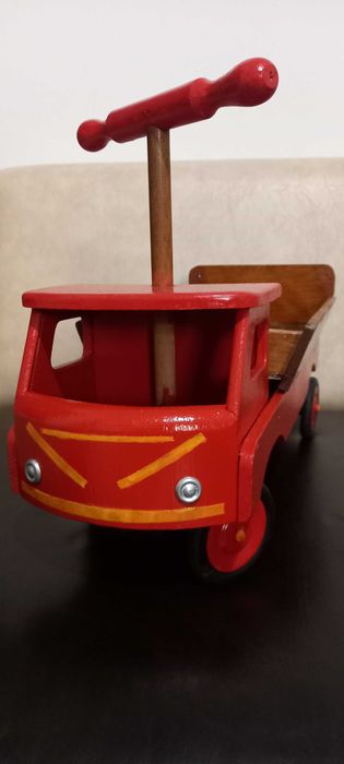 Mașinuță veche din lemn