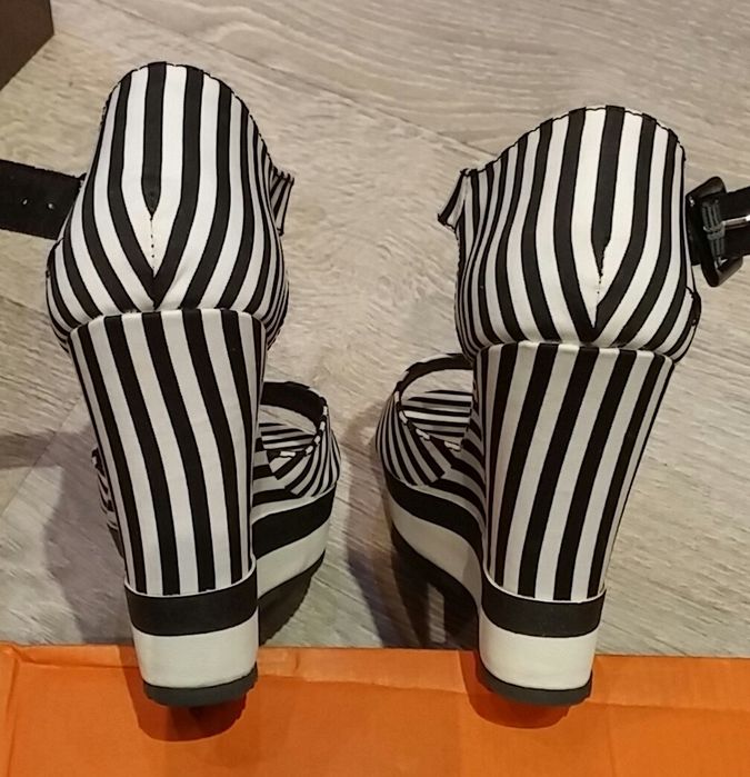 Продам босоножки