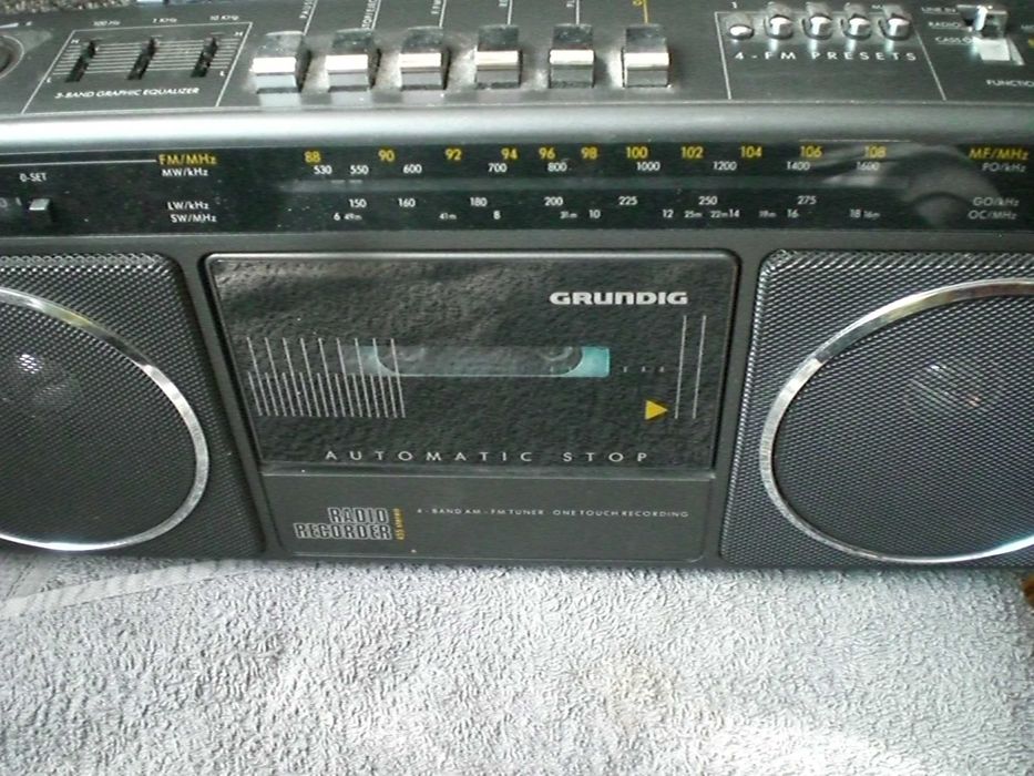 Касетофон GRUNDIG  работи радио и касетофон
