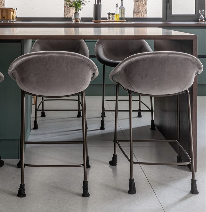 Полубарные стулья, Италия