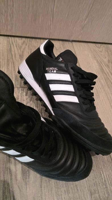 Футболни обувки стоножки Adidas Mundial