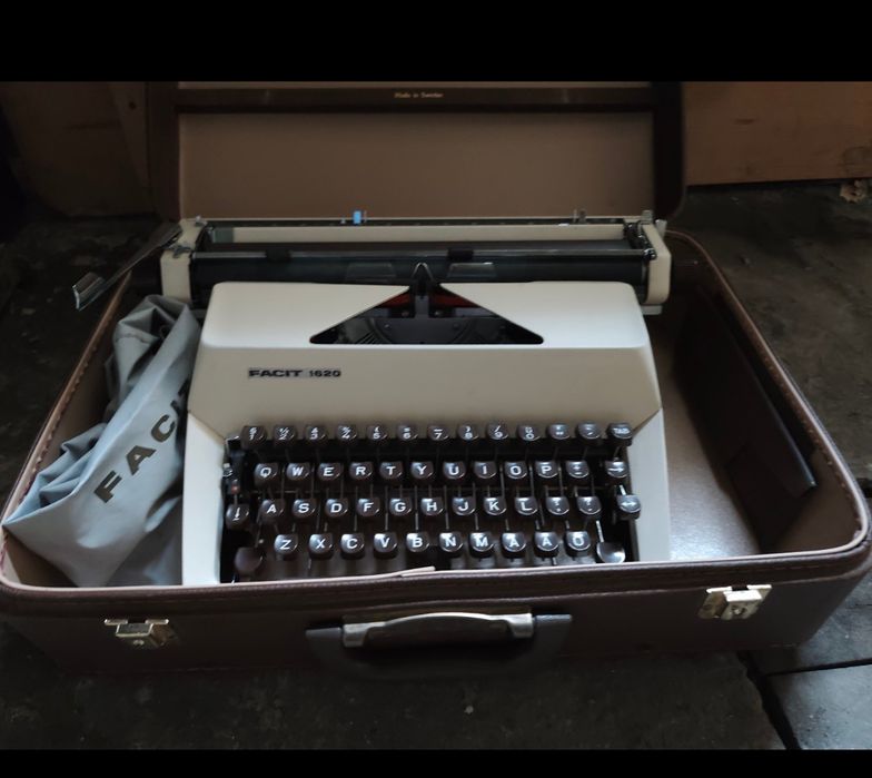 Ретро пишеща машина FACIT 1620 – Made in Sweden – с оригинален куфар,
