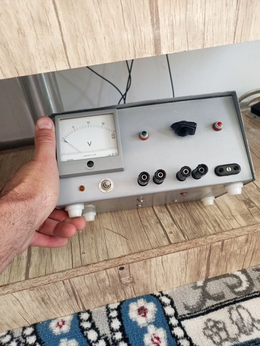 Aкумлиятир зарядник.