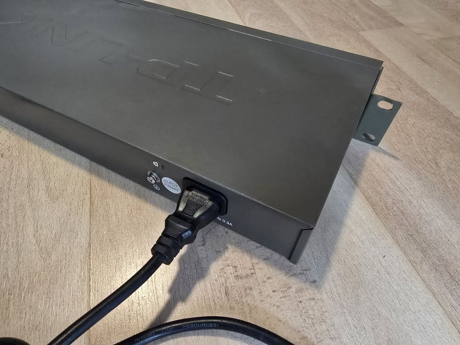 Switch 16 porturi rackabil fast ethernet TP-LINK TL-SF106