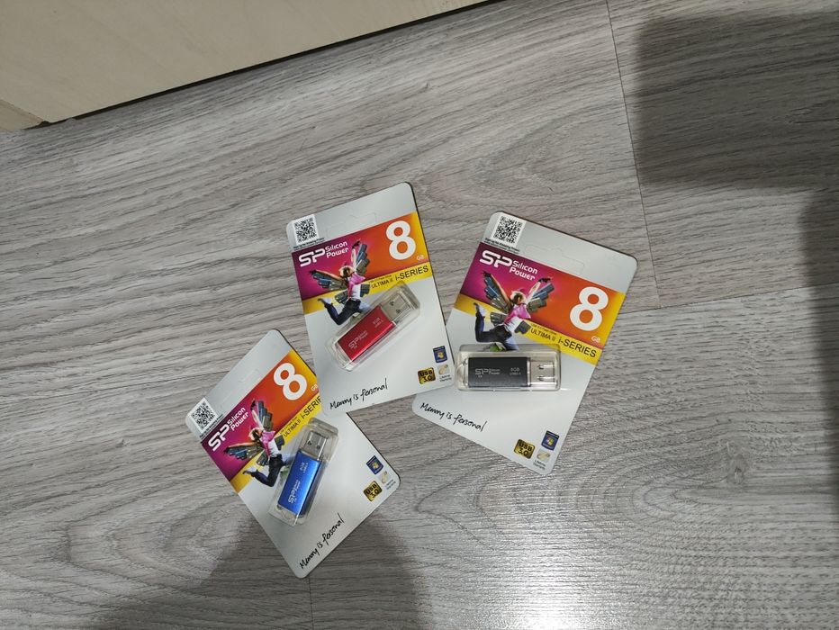 Флешки 8 ГБ. Новые.