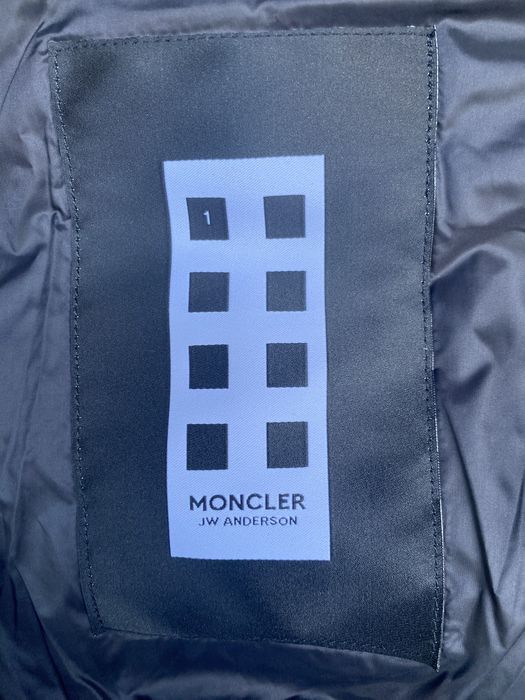 Безрукавка на пуху от МОНКЛЛЕР