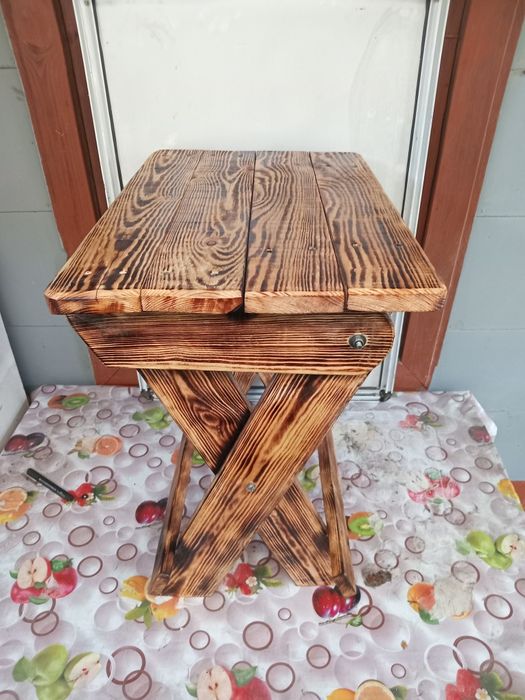 Продам стол и два стульчика.