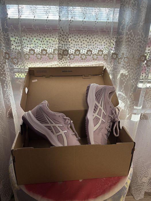 Волейболни обувки на Asics.