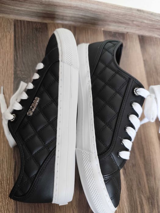 Нови оригинални кецове Guess