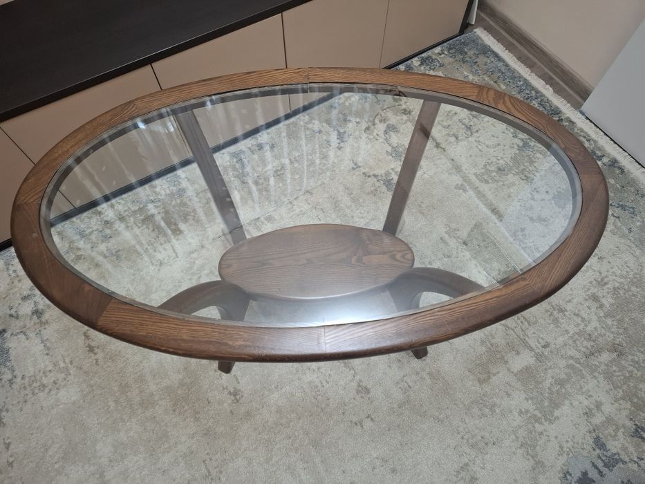 Холна маса от масивно дърво и стъклен плот