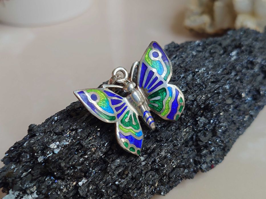 Pandantiv din argint cu email cu reprezentarea unui fluture