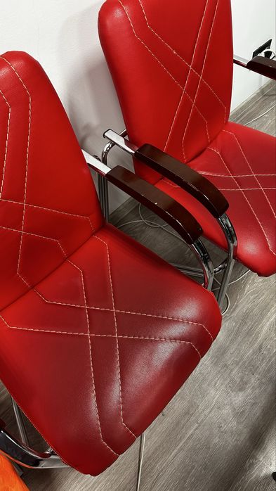 Красные две стулья