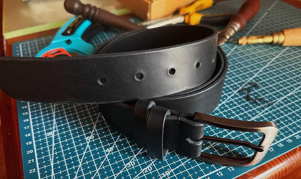 Ръчно изработени кожени колани.