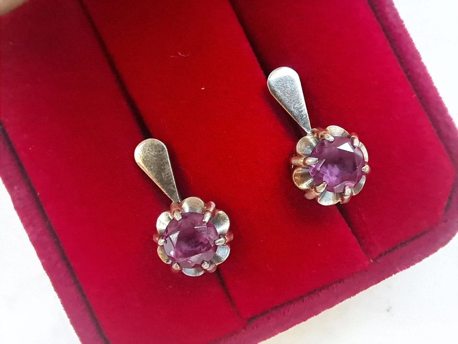 Позлатени сребърни обеци със синтетичен корунд.

Про